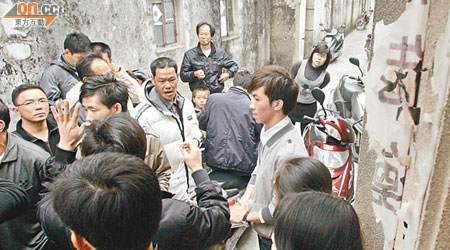 有自稱惠州大學生的男子被村民圍堵盤問。（本報陸豐傳真）