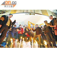 工黨成員昨晚手持燭光，由旺角登打士公園遊行至中電總部，寓意中電逼市民以蠟燭取光。（伍鎮業攝）