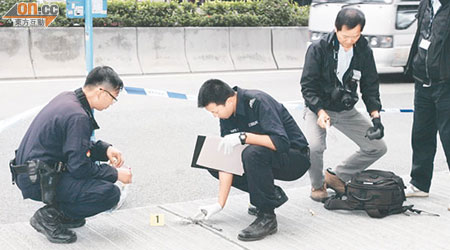 爆炸品處理課人員檢查訊號彈的碎片。（顧俊研攝）
