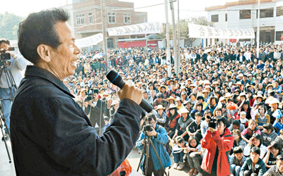 林祖鑾在村民大會公布與官方對話成果。（法新社）