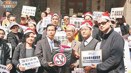 東九龍居民委員會要求中電正視市民及小商戶的困苦，擱置加價。