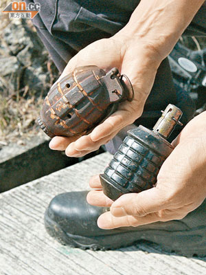 拆彈專家展示同類型的日軍91型（右）及英軍M36手榴彈。