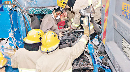 司機重傷昏迷車內，消防員設法拯救。（胡德威攝）