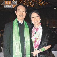 港大專業進修學院董事局主席張永霖（左），與太太Silvia滿場飛打招呼，心情靚爆。（溫國佳攝）