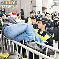 社民連到中聯辦示威時，與警員發生推撞。