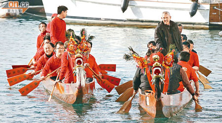 大澳傳統龍舟協會昨在香港仔深灣船廠為新造龍舟舉行下水禮。（高嘉業攝）