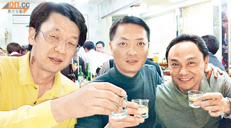 吳永嘉（中）搵韓國老友李先生（左）帶路，同飛利浦高層梁先生（右）食盡首爾。（被訪者提供）