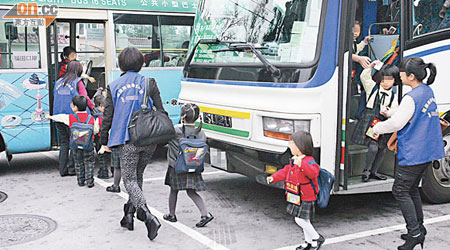 因跨境校巴供不應求，過百跨境學童雖然坐校巴，卻要在口岸附近轉乘小巴過關。