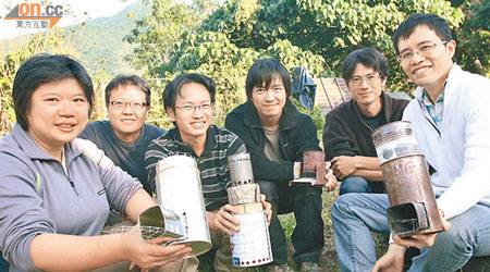 一班農友收集茶餐廳扔棄的午餐肉鐵罐、煉奶罐，做出一個個低成本、高科技的爐具。