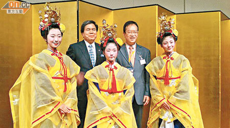 黃家和（右二）、九州熊本縣知事Kabashima（左二）與藝伎合照。