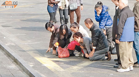 死者陳賽玉的家屬一同痛哭跪拜。（黃少君攝）