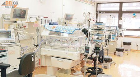 多胞胎的早產機會極高，出生後須送往新生嬰兒深切治療部醫理。（何天成攝）