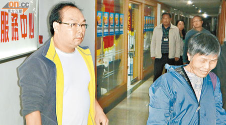 罹難港人李惠民的媽媽（右），在親友（左）陪同下與旅遊巴公司達成賠償協議。（黃少君攝）