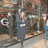 畢業留影<BR>有畢業生穿上畢業袍，在DOLCE ＆ GABBANA門外「擺甫士」拍照。