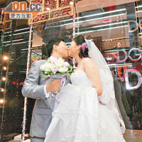 熱吻婚照<BR>一對新人在DOLCE ＆ GABBANA門外拍照，紀錄重要的一刻。