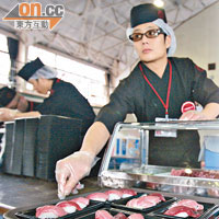 鄭威濤製作四千多件美味壽司，分發給當地居民。