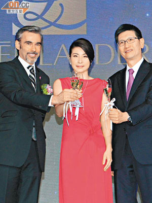 肌膚勝雪嘅郭晶晶（中），獲Estee Lauder集團亞太區總裁Mr.Fabrice Weber（左）及香港有限公司董事總經理Kenneth Wong委任為品牌大使。