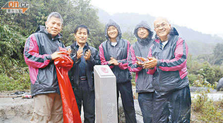 吳恩融（左一）與咪霞村領導（左二）及義工代表主持便橋落成儀式。