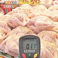 記者量度元朗一間出售冰鮮雞檔口的雪櫃溫度，竟然高達攝氏十一度。