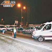 大批警方衝鋒車協助追截亡命飛車後停在現場。