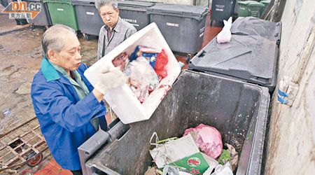 本港若落實垃圾按量收費，市民日後必須購買專用垃圾袋，不能再直接把垃圾倒進大垃圾箱內。