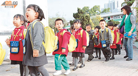 部分「雙非」學童選擇來港升讀幼稚園。（陳德賢攝）