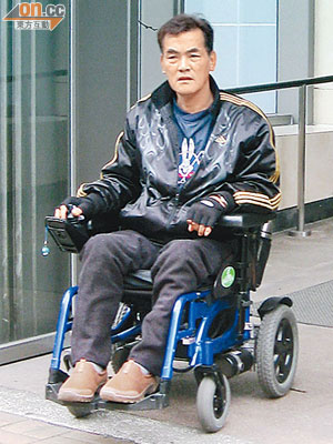 次被告陳連才坐電動輪椅到庭應訊。