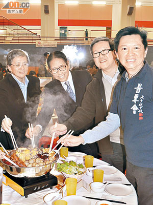 一眾醫生齊齊起筷摷亂熱辣辣嘅盆菜。右起：江明熙、潘佩璆、梁智鴻及謝鴻興。（徐家浩攝）