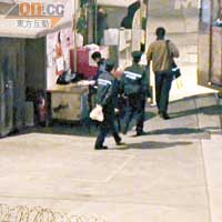 四名警員差不多同時間離開電車廠，有警員離開時，手持外賣飯盒。