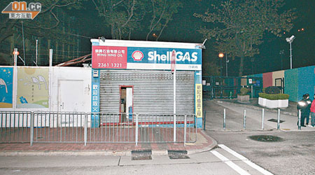 遭賊人企圖爆竊的石油氣店。（王偉安攝）