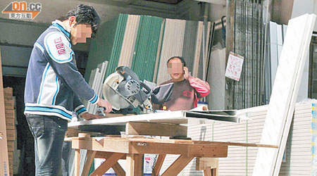 建材店職員公然佔用馬路操作大型切割機器。