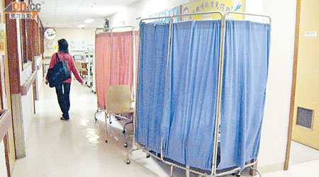 屯院產科病房走廊設置數張臨時病床，僅以屏風遮隔。