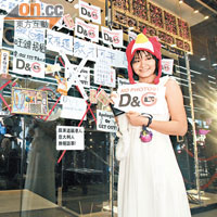 王小姐穿晚裝頭戴「憤怒鳥」帽飾示威。