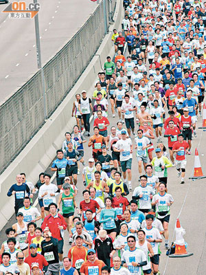 馬拉松屬劇烈運動，跑手如不適切勿死頂。（資料圖片）