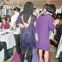 典雅嘅紫色珠片連身裙後面，係一個大露背。（何偉鴻攝）