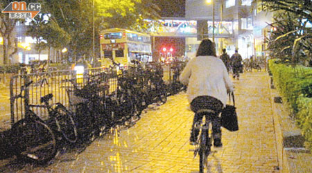 行人路上踏單車不但違法，更對途人安全構成威脅。