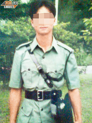男警身穿制服的照片。