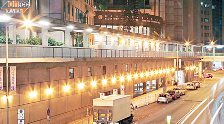 荃灣政府合署面向西樓角路的行人路，被指掛牆燈數目過多。（關萬亨攝）