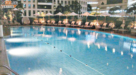 事發的港島香格里拉酒店露天泳池。