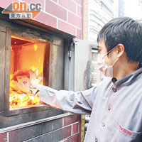 環保爐排出的煙塵，比傳統磚爐大減百分之九十五。