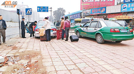 乘客被賣豬仔，連同行李被送上白牌車。（本報記者東莞傳真圖片）