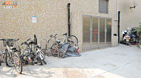 美滿樓後門停泊大量東歪西倒的單車及違泊電單車。
