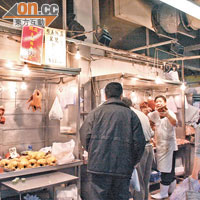 燒味店昨有大批市民買燒味做節。