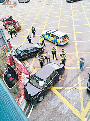 兩車相撞後同衝前撞向地盤水馬。（讀者提供）