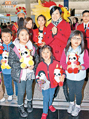 永安董事總經理陳淑芳向旅客派發賀年禮品，她指今年春節報團情況理想。