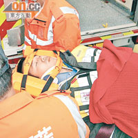 其中一名行李搬運員頭部受傷臥床送院。