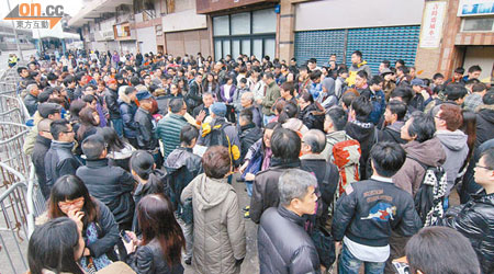 有網民再發起於今午圍堵中聯辦，要求北大開除孔慶東。