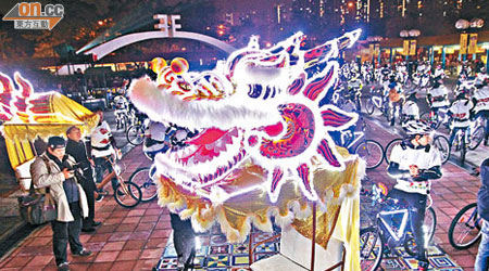 逾百架單車配合特製服飾及燈光，造出逾四百五十呎長的「單車夜光火龍」。（袁志豪攝）