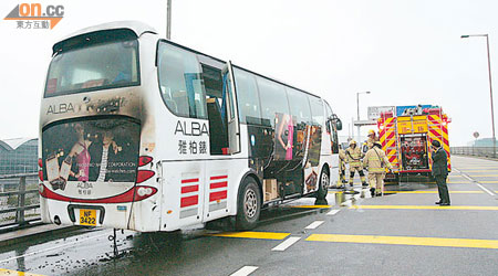 肇事旅遊巴士的車尾被燒毀及熏黑。 （梁卓明攝）