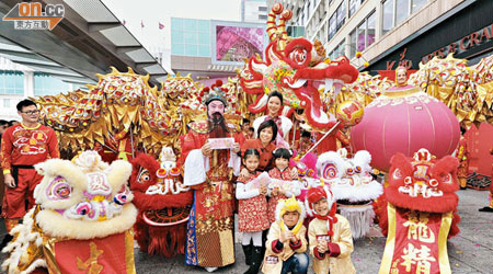海港城昨舉行金龍醒獅賀歲表演，並向商戶及顧客拜年。